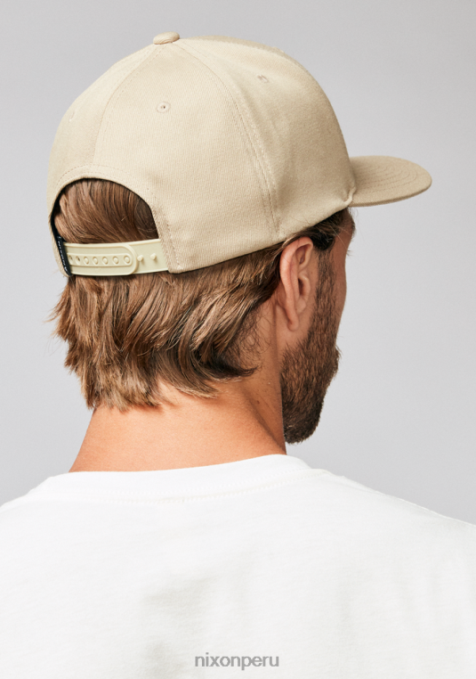 accesorios educacion fisica Nixon snapback en el fondo caqui 86XRT423