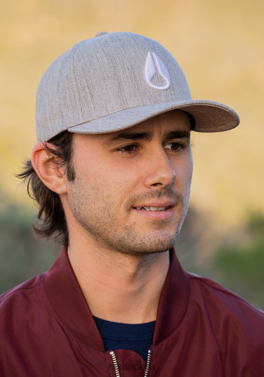 accesorios educacion fisica Nixon snapback en el fondo gris jaspeado/blanco 86XRT425
